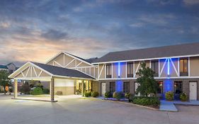 Super 8 By Wyndham Bentonville